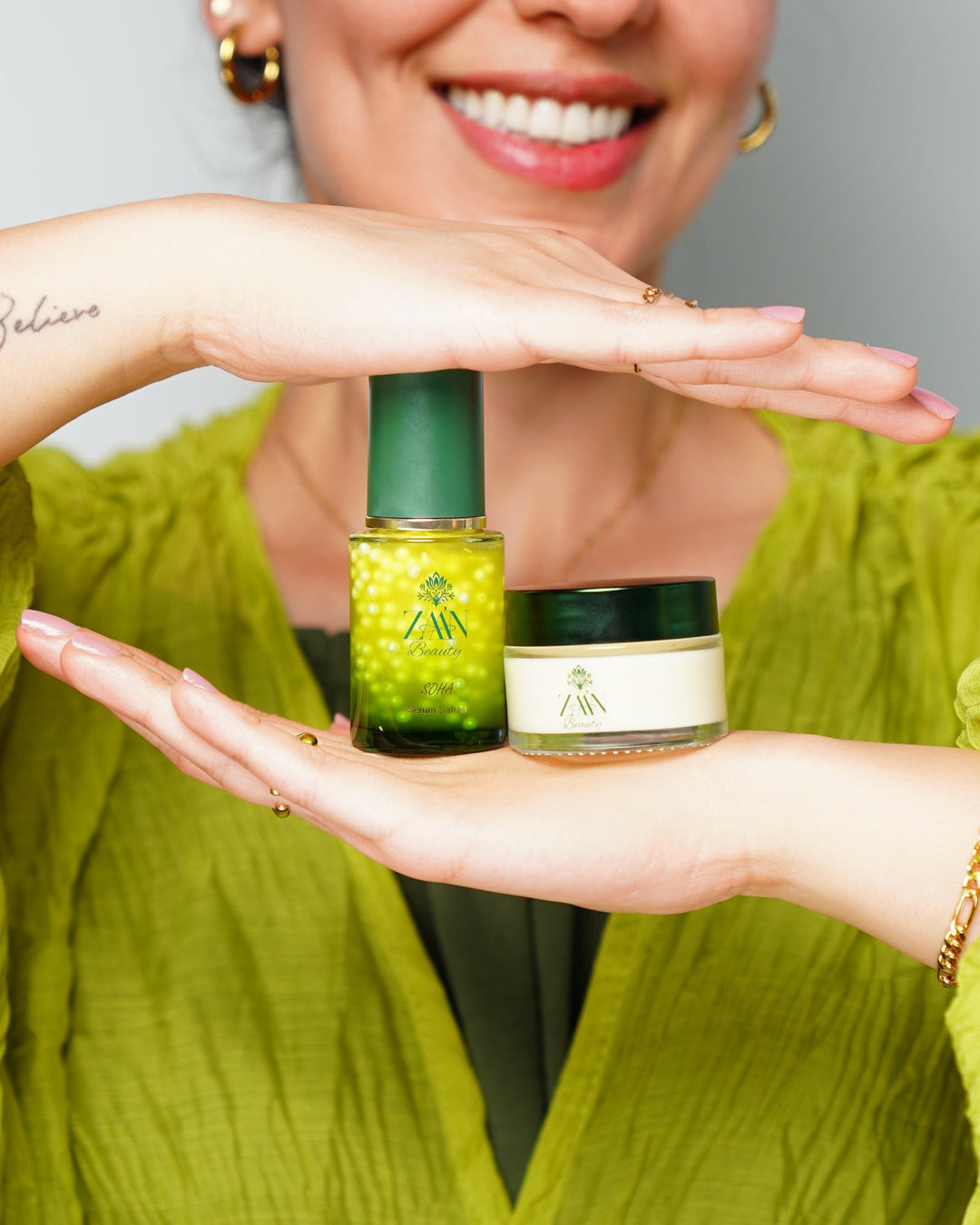 Woman presenting SOHA serum and ZAA'N Beauty cream